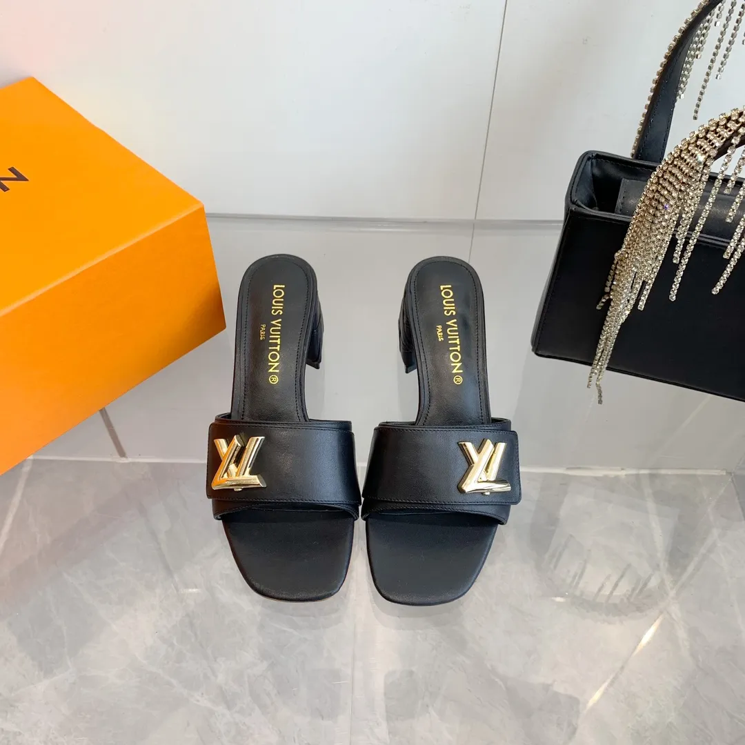 👟👟Ex-factory price 520👟👟 LV | Louis Vuitton ²⁰²³ 𝐬𝐬 🧡💚2️⃣0️⃣2️⃣4️⃣Early spring new model, top version⚠️ The counter features the latest models, square toe sandals, hard goods are new🆕 ❥Purchase level! Full of high-end feel! A popular model among bloggers at home and abroad, it’s retro and fashionable and looks amazing on your feet! Mainly recommended model on the official website★ ━━━━━ ЅᏇєєt ━━━━━ ▪️Upper: original cowhide + metal buckle ▪️Lining: imported goatskin lining ▪️Outsole: original Italian leather outsole ▪️Heel height: 5.5cm 9cm ▪️Shoe size: 35-39 (40 and 41 customized items are not returnable or exchangeable)